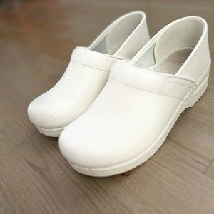 DANKSO white womens clogs (nursing)